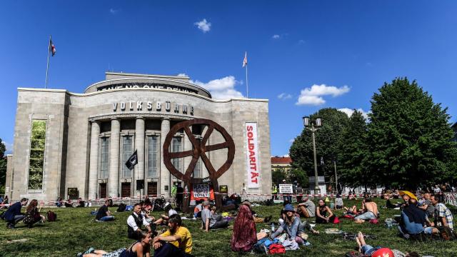 Sentada de protesta contra las medidas anti Covid-19 en un parque de Berlín