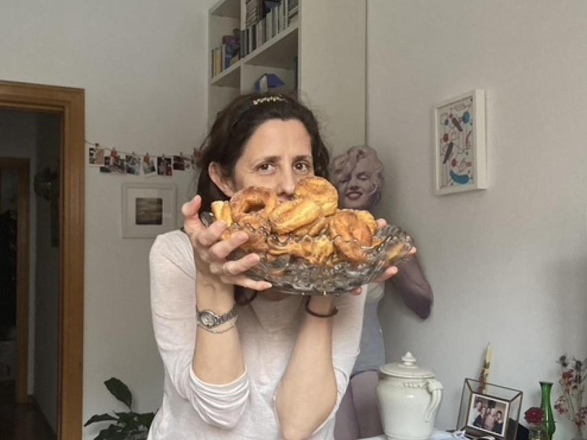 Lorena Berdún posando con las rosquillas recién hechas.