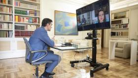 El presidente del Gobierno, Pedro Sánchez, durante una videoconferencia con la líder de Cs, Inés Arrimadas.