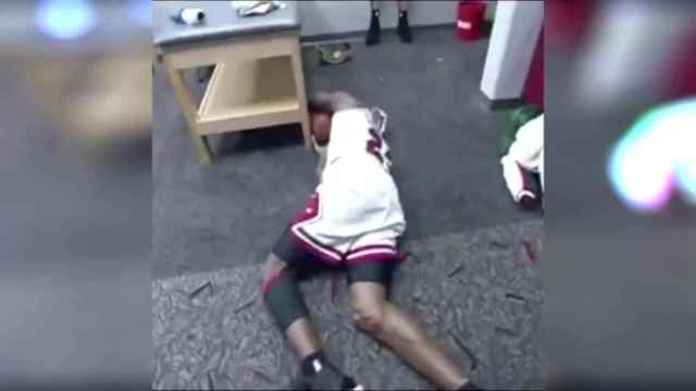 Michael Jordan, llorando en el suelo del vestuario después de ganar la NBA