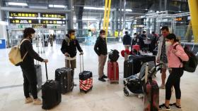 Turistas en el aeropuerto de Barajas, en Madrid.