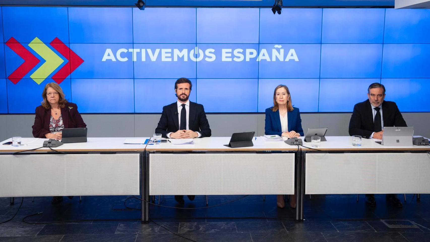 El presidente del PP, Pablo Casado, junto con Ana Pastor (d), Elvira Rodríguez (i) y Enrique López.