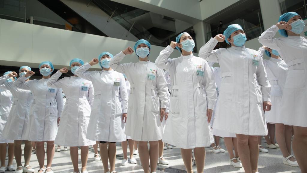 Sanitarios celebran el día de la enfermera en Wuhan