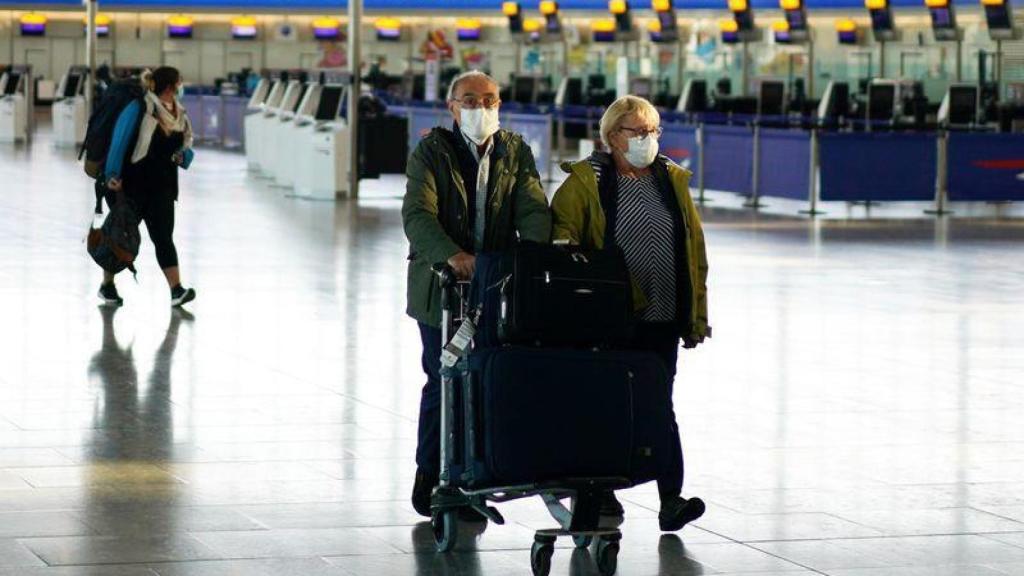 Una pareja en el Aeropuerto de Heathrow, Londres.
