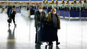 Una pareja en el Aeropuerto de Heathrow, Londres.