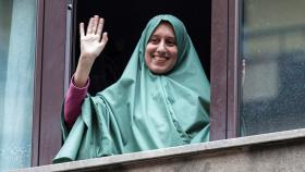 Silvia Romano, la joven liberada del secuestro de terroristas de Al Shabab, saluda desde su venta en Milán.