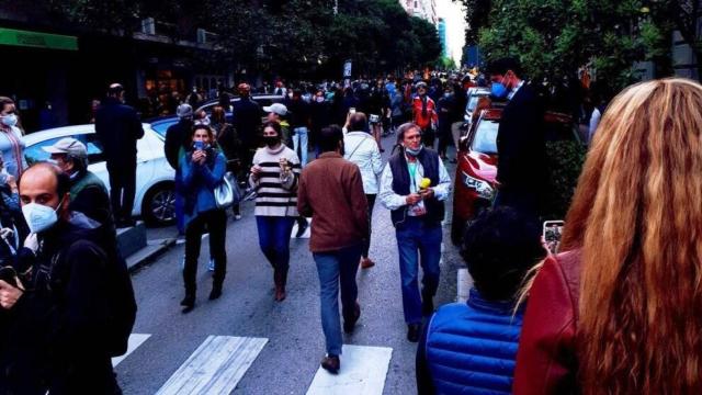 Cacerolada en la madrileña calle de Núñez de Balboa este miércoles