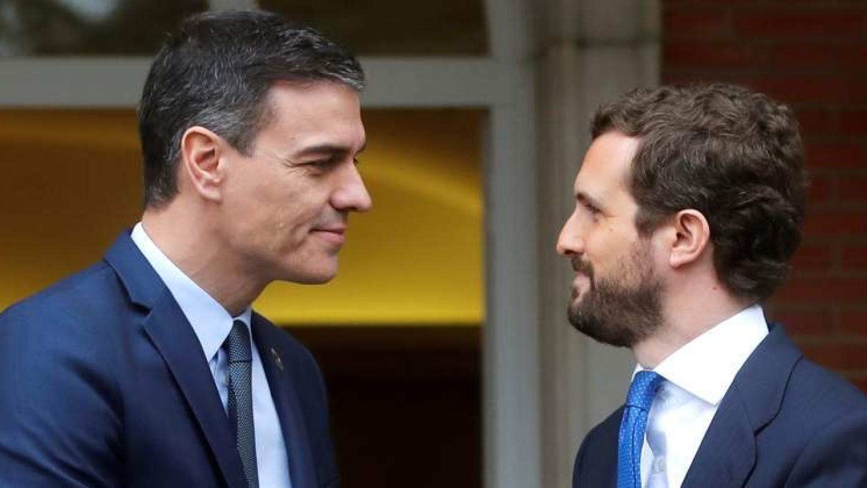 El presidente del Gobierno, Pedro Sánchez, y el líder de la oposición, Pablo Casado, en imagen de archivo.