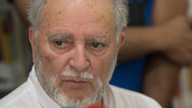 Julio Anguita continúa ingresado en la UCI del Reina Sofía, sin cambios relevantes