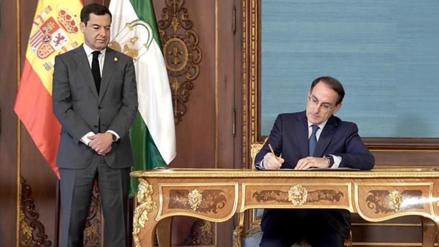 El presidente de la Junta de Andalucía, Juanma Moreno, y el de Garantia, Javier González de Lara.