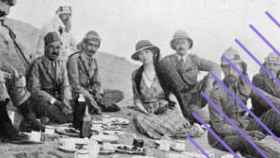 Gertrude Bell, rodeada de soldados británicos.