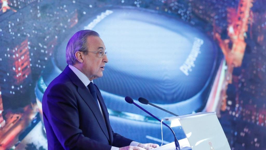 Florentino Pérez con una imagen del nuevo Santiago Bernabéu de fondo