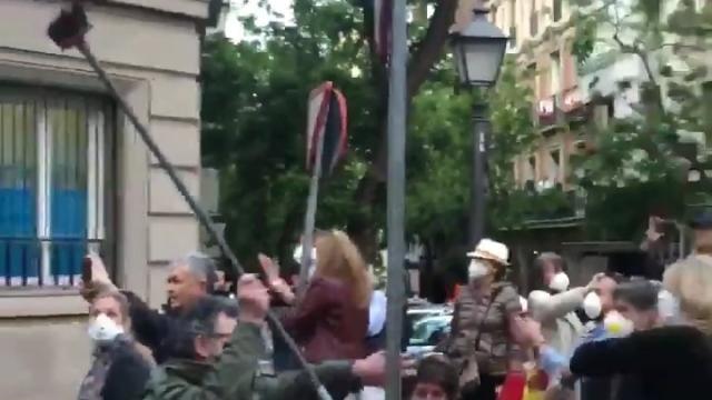 El individuo de Núñez de Balboa golpeando con su cepillo.