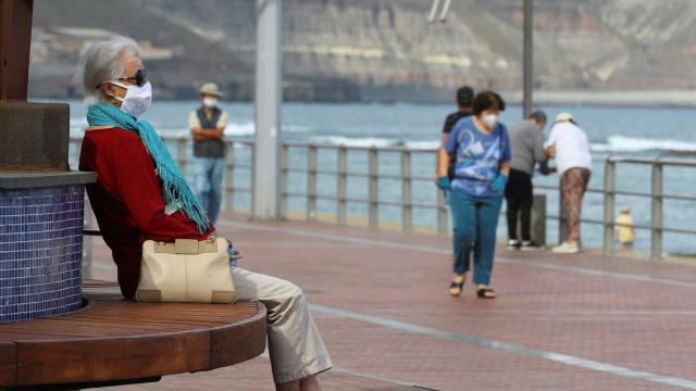 Varias personas caminan por la playa de Las Canteras, en Las Palmas de Gran Canaria, en la fase 0 de la desescalada.