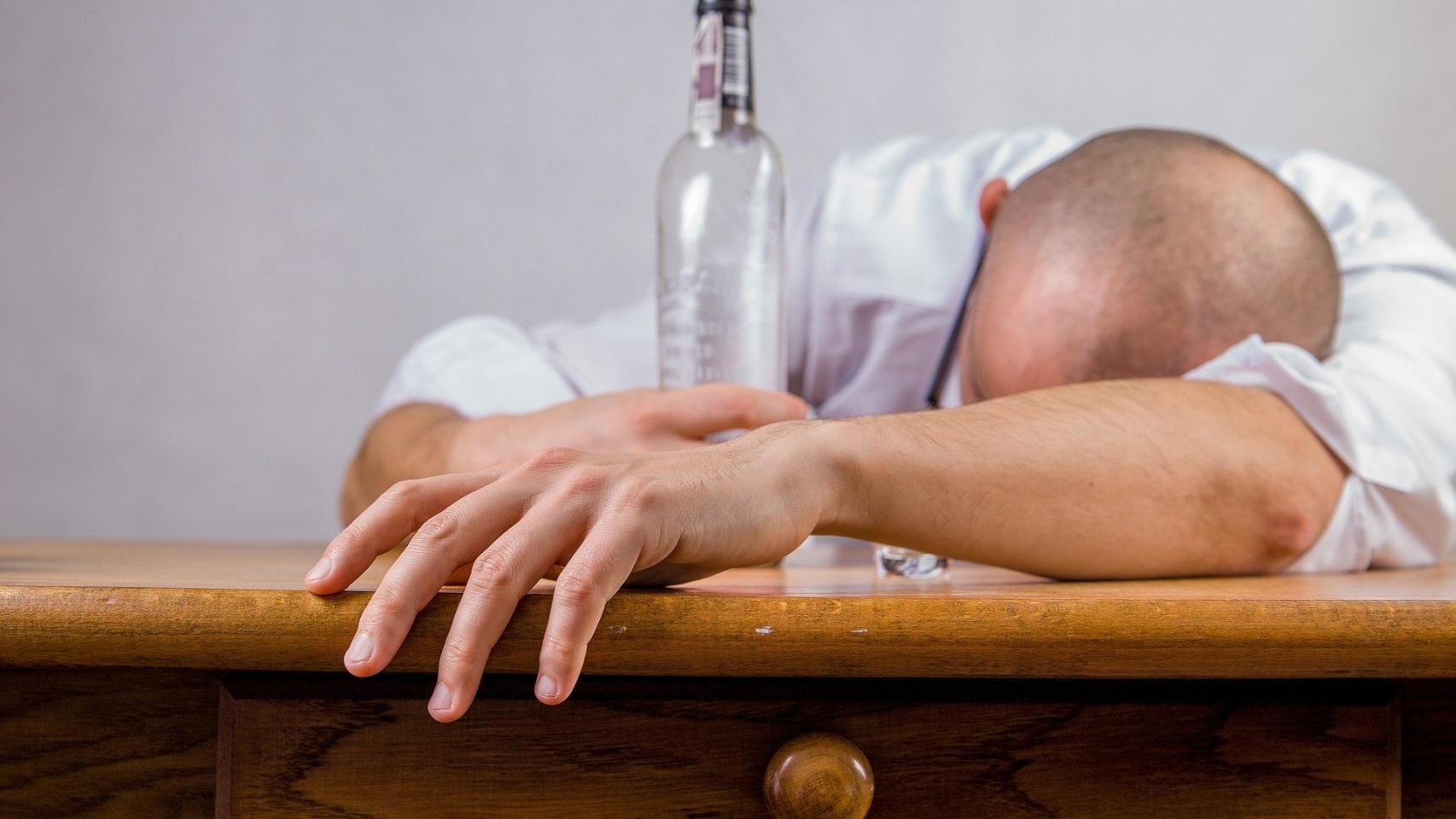 Un joven sufriendo los estragos del alcohol en primera persona.