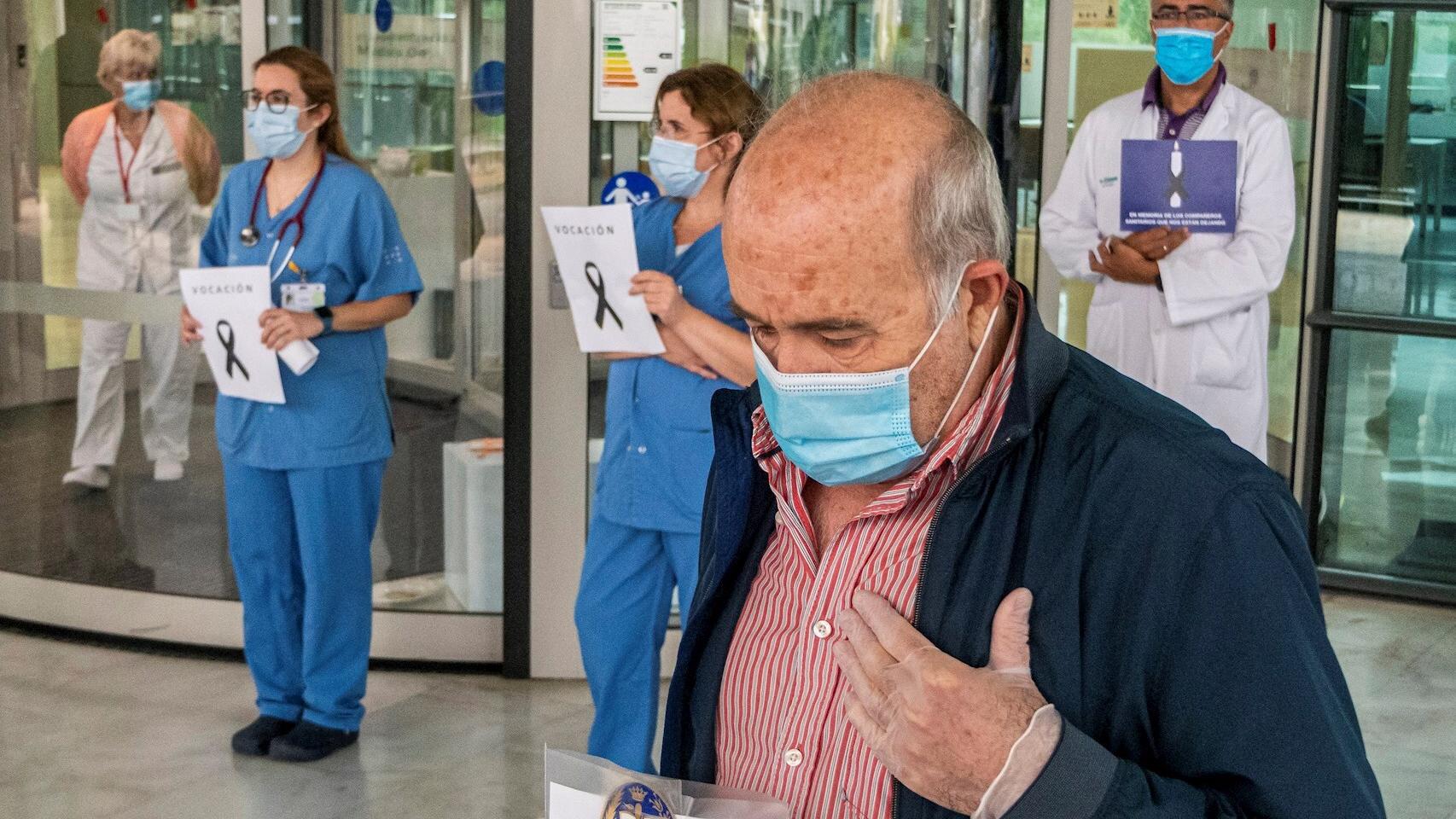 Sanitarios del hospital de Son Espases de Palma homenajean a sus compañeros fallecidos. Efe / Cati Cladera.