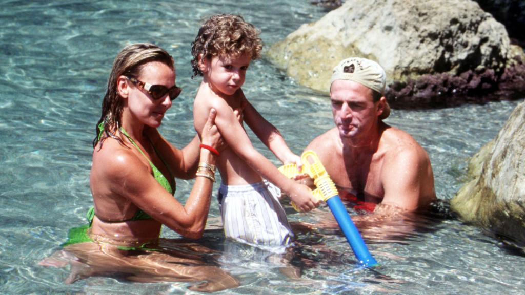 Álex Lequio junto a sus padres Ana García Obregón y Alessandro Lequio durante el verano de 1996.