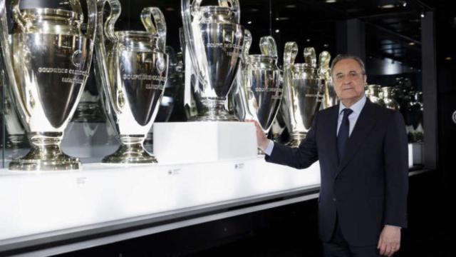 Florentino Pérez junto a las Copas de Europa para una entrevista en EL ESPAÑOL