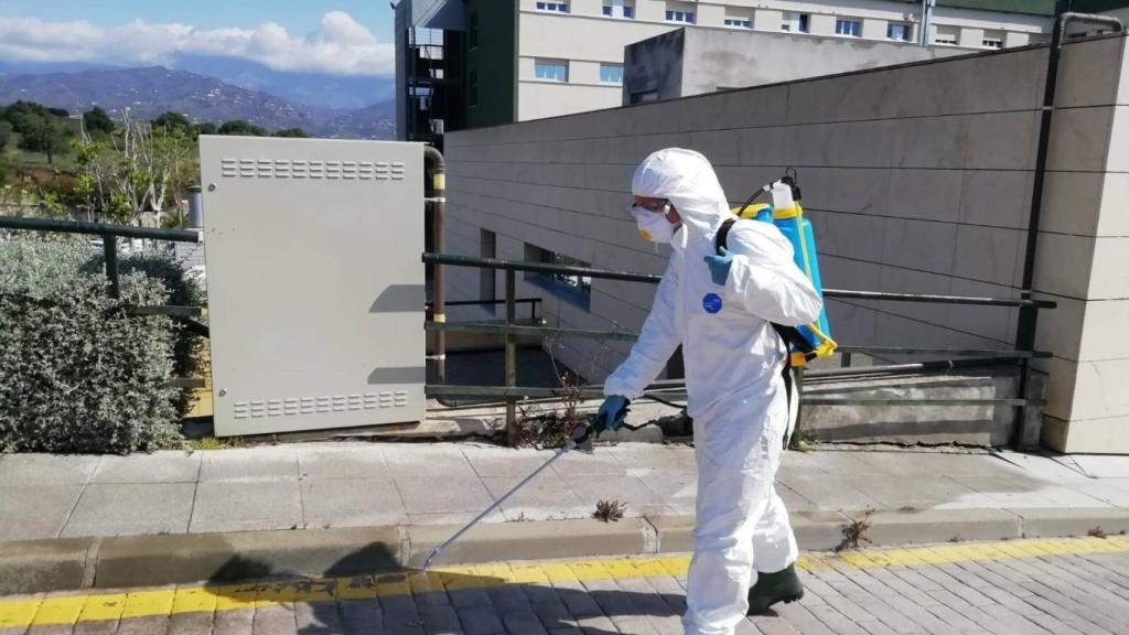 Un bombero pulveriza el exterior de un Hospital e instala máquinas desinfectantes de ozono. Foto: Europa Press