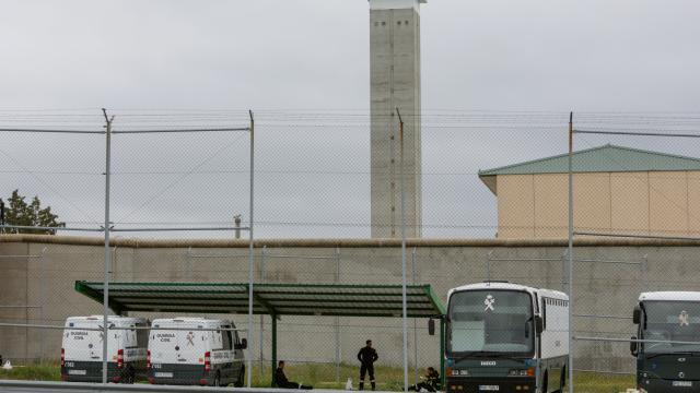 Furgones de la Guardia Civil aparcados en la Prisión de Soto del Real.