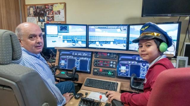 El ‘comandante’ José Luis: el profesor jubilado que pilota un Boeing 737 desde su buhardilla de Cazorla