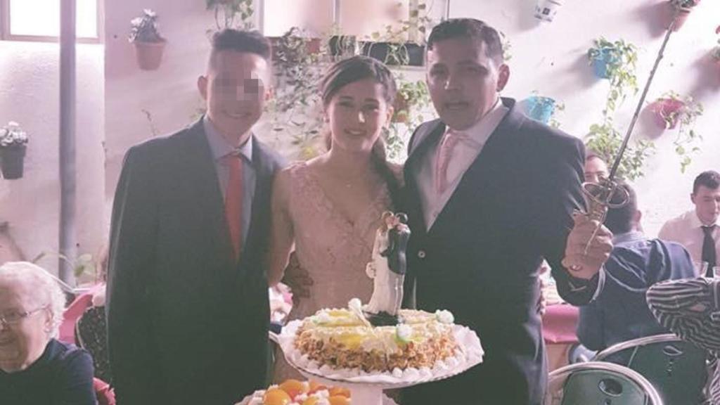 El presunto asesino Victor, junto a su padre, Emanuel y su madrastra, Micarla, el día de su boda.