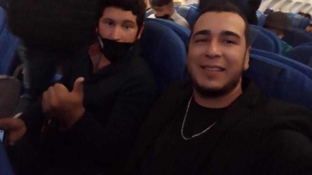 Dos esquiladores uruguayos haciéndose un selfie dentro del avión de Air Europa fletado por diez empresas españolas