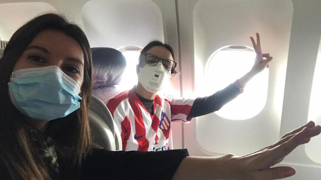 Paula Albitre, portavoz del grupo  ‘Españoles Varados en Uruguay’, haciéndose un selfie con la camiseta del Atlético de Madrid.