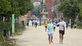 Ciudadanos practican el deporte por el parque de la Ciutadella de Barcelona.