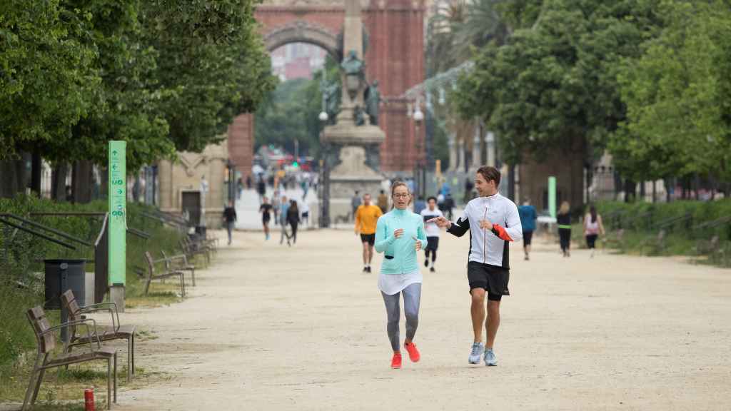 Ciudadanos practican el deporte por el parque de la Ciutadella de Barcelona.