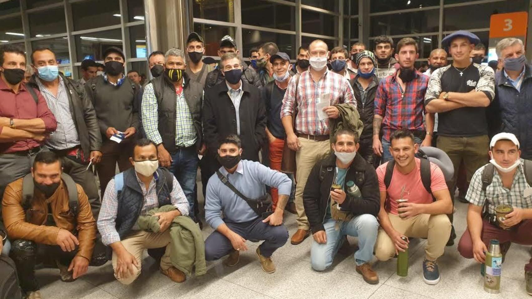 Esquiladores uruguayos en el aeropuerto de Carrasco (Montevideo) con los ministros de su país Ernesto Talvi y Carlos María Uriarte.