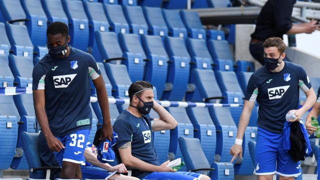 Los jugadores del Hoffenheim, en el banquillo con mascarillas