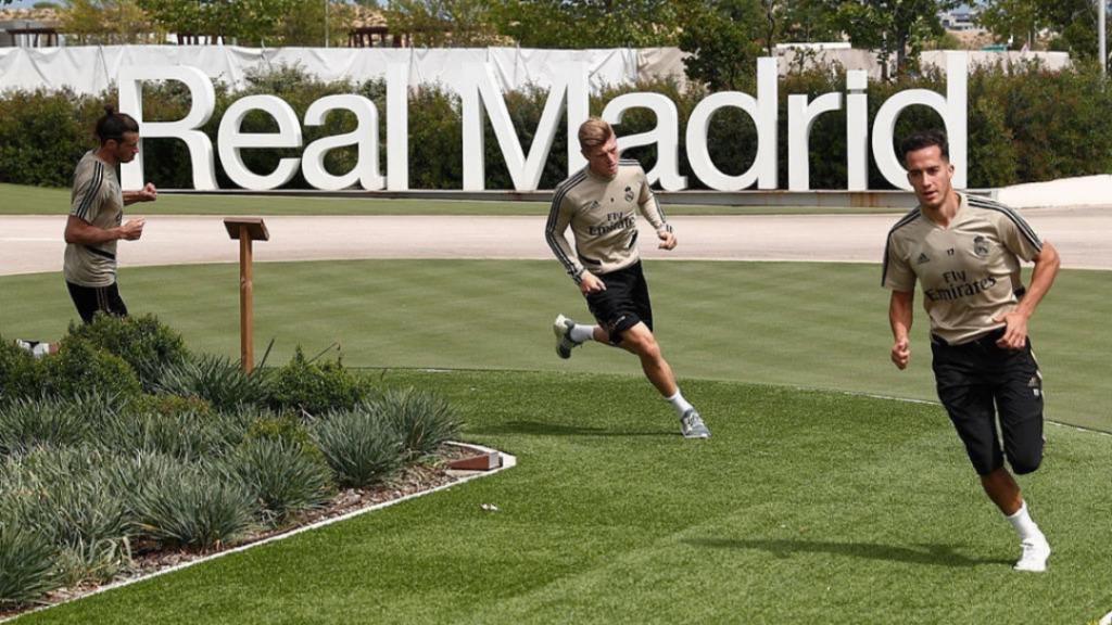 Lucas Vázquez y Kroos entrenando en Valdebebas