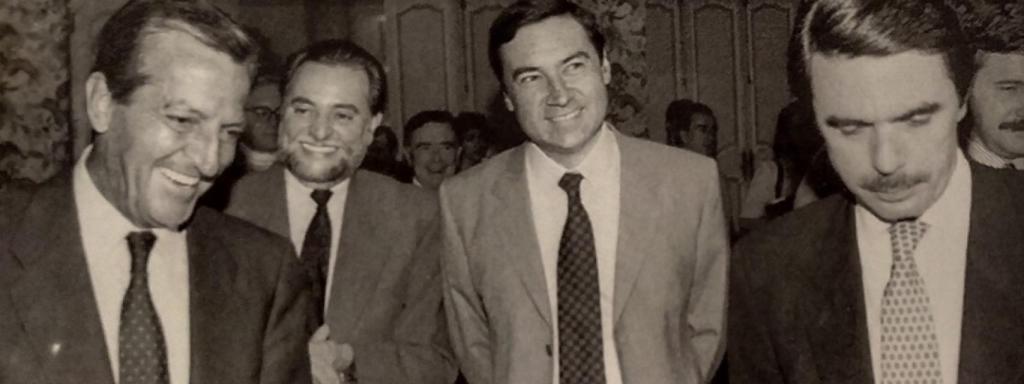 Adolfo Suárez, Julio Anguita y José María Aznar junto a Pedro J. Ramírez el día de la presentación de 'David contra Goliat'.