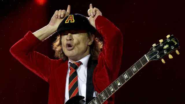 Angus Young, miembro fundador del grupo AC/DC.