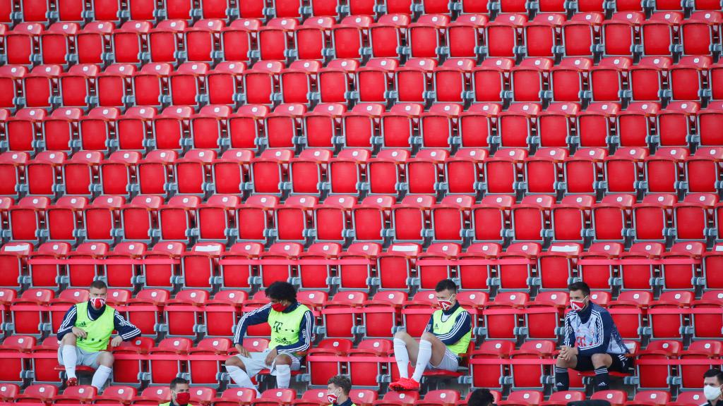 Los suplentes del Bayern Múnich en las gradas del estadio del Union Berlin