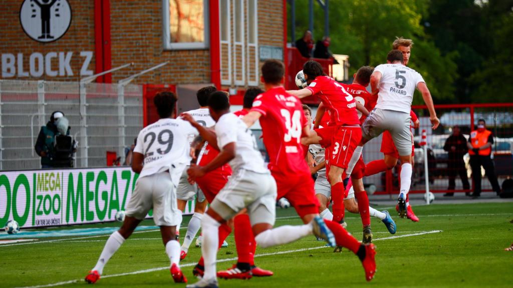 Los jugadores del Bayern Múnich y Union Berlin pelean en un córner