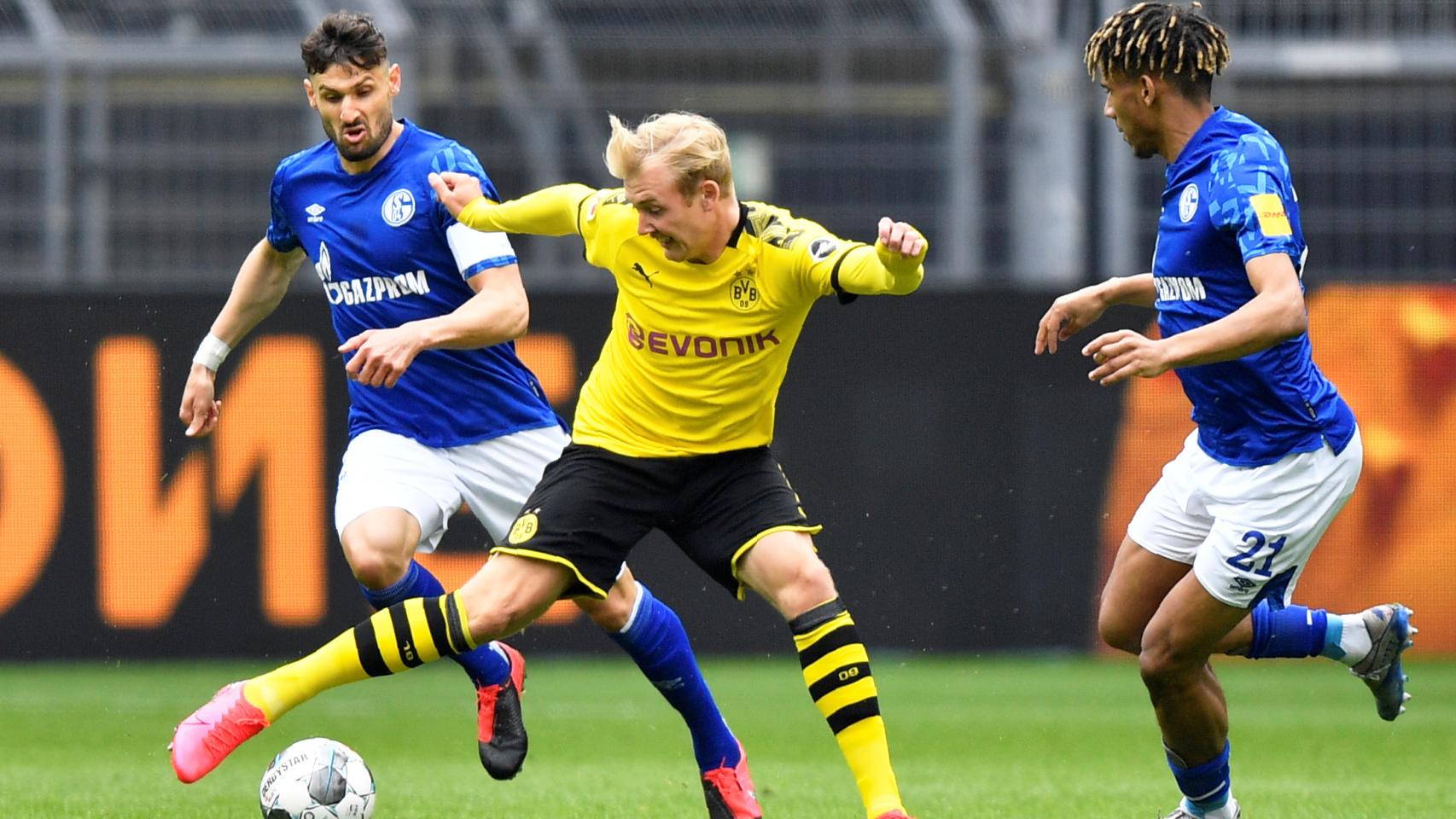 Julian Brandt, jugador del Dortmund, junto a Todibo