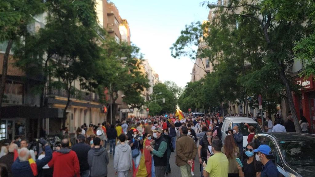 Los manifestantes se agolpan a las puertas de la sede del PSOE, en la calle Ferraz  de Madrid.