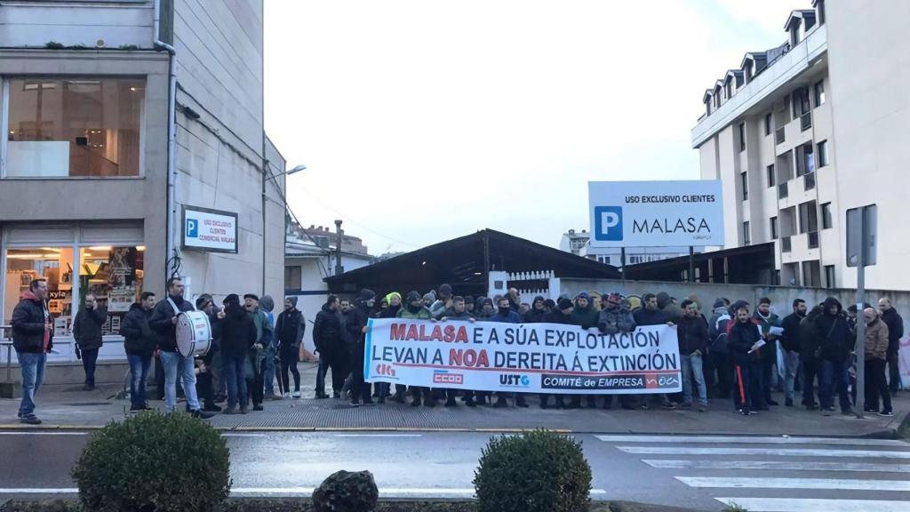 Trabajadores de Noa Madera Creativa durante una protesta.