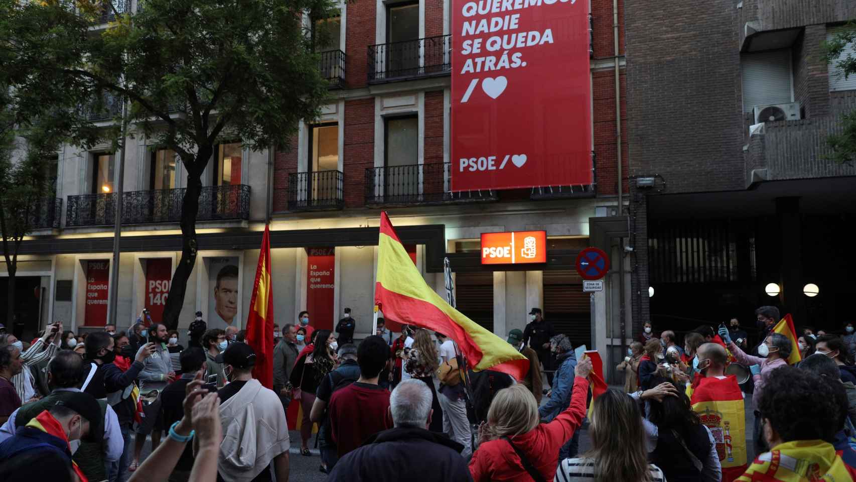 Cientos de madrileños este domingo frente a la sede del PSOE en la calle Ferraz. Efe