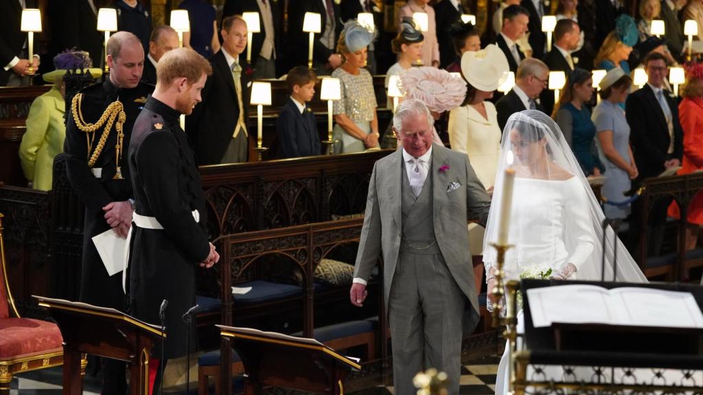 El príncipe Carlos acompañó a Meghan Markle al altar.