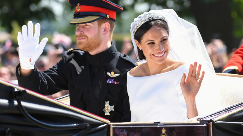 Harry de Inglaterra y Meghan Markle desfilaron a bordo de un carruaje tras la ceremonia religiosa.