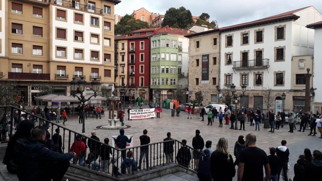 Congregación en apoyo del etarra Patxi Ruiz en Bilbao, en la Plaza Miguel de Unamuno.