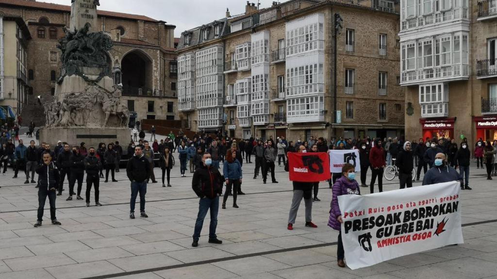 Concentración este fin de semana en la Plaza de la Virgen Blanca, Vitoria.