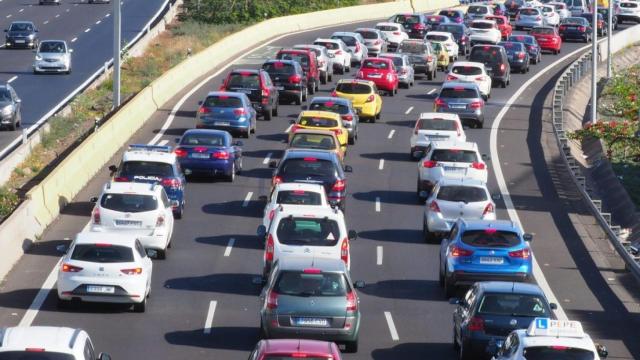 Atasco en la autovía TF-1, carretera principal de la isla de Tenerife.