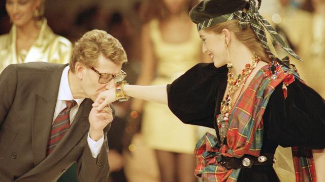 Yves Saint Laurent con una de sus modelos en un desfile en París en 1991.