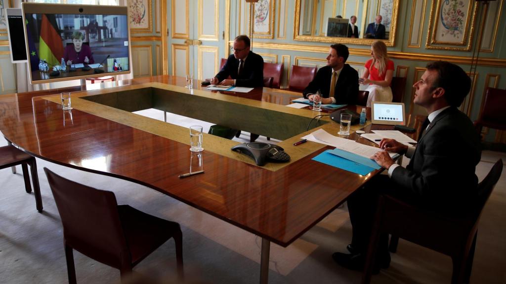 Emmanuel Macron y Angela Merkel, durante la videoconferencia de este lunes