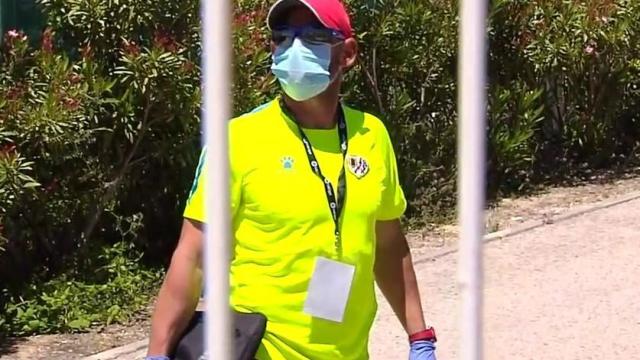 Paco Jémez ante las cámaras de Deportes Cuatro en la ciudad deportiva del Rayo Vallecano