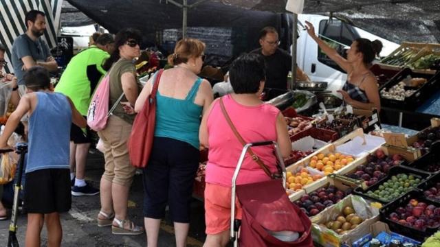 Un puesto de frutas y verduras en un mercadillo (Imagen de recurso)